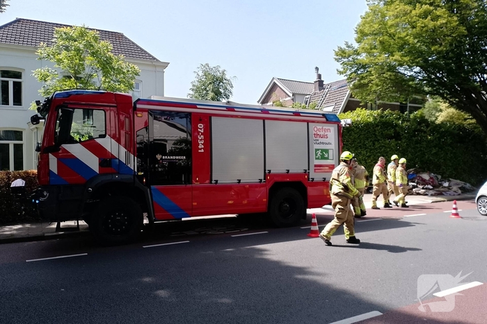 Twee personenauto's botsen tegen elkaar