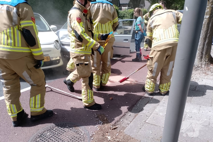 Twee personenauto's botsen tegen elkaar
