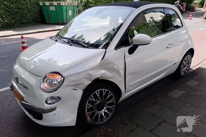Twee personenauto's botsen tegen elkaar