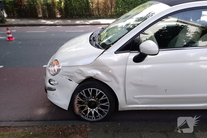 Twee personenauto's botsen tegen elkaar
