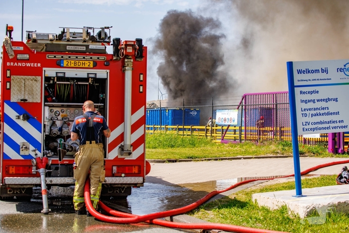 Grote zwarte rookwolken wegens brand bij afvalverwerker