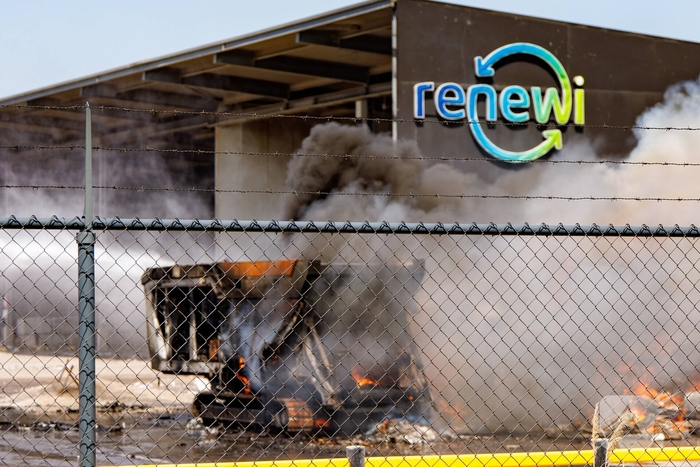 Grote zwarte rookwolken wegens brand bij afvalverwerker