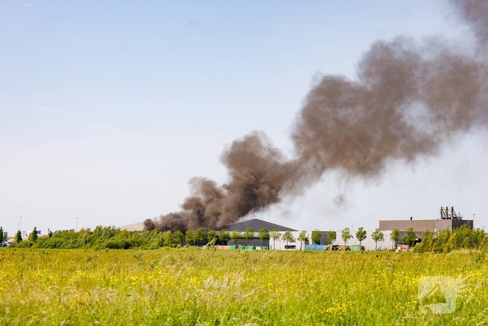 Grote zwarte rookwolken wegens brand bij afvalverwerker