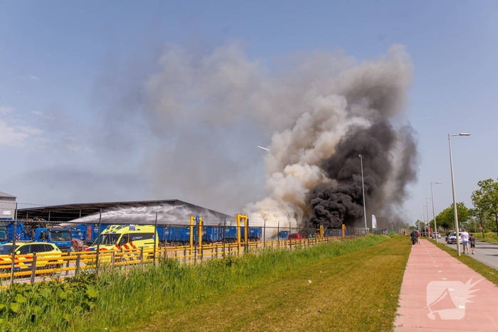 Grote zwarte rookwolken wegens brand bij afvalverwerker