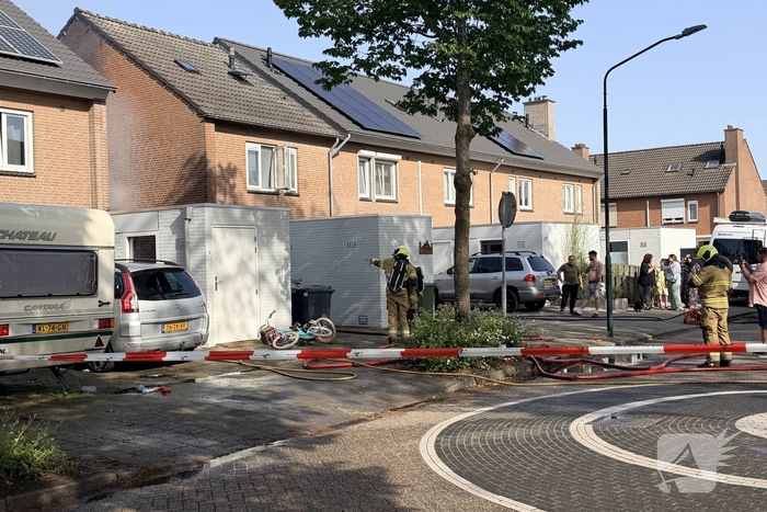 Buitenbrand slaat over op woningen