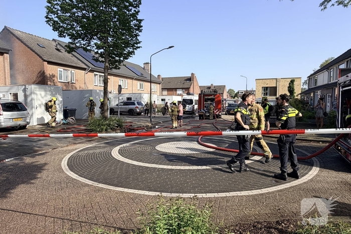 Buitenbrand slaat over op woningen
