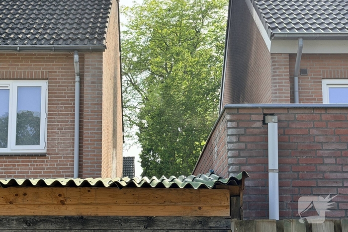 Buitenbrand slaat over op woningen