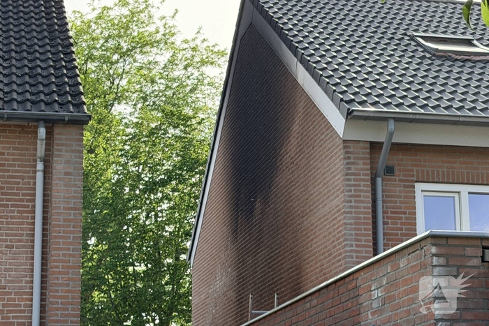 Buitenbrand slaat over op woningen