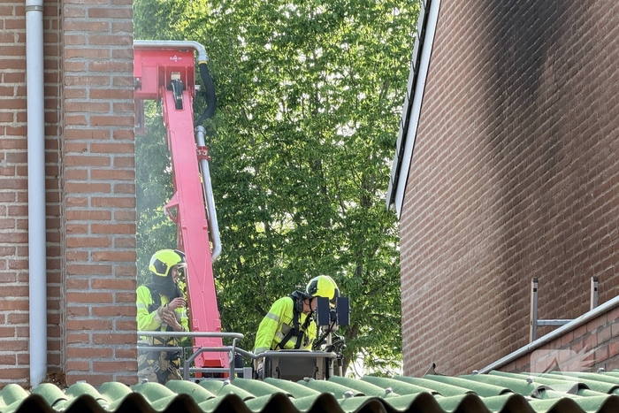 Buitenbrand slaat over op woningen