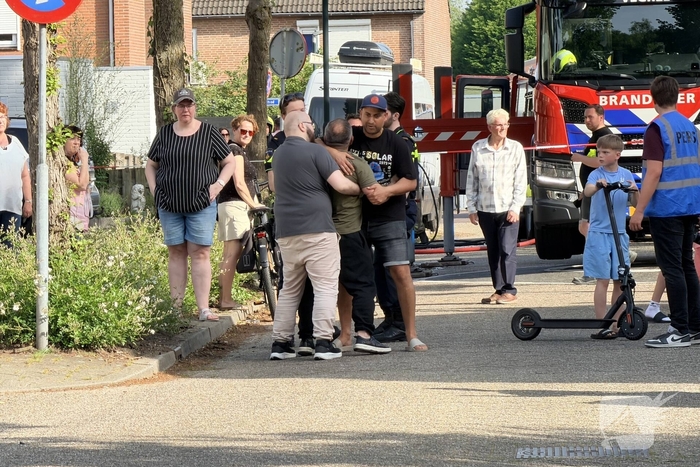 Buitenbrand slaat over op woningen
