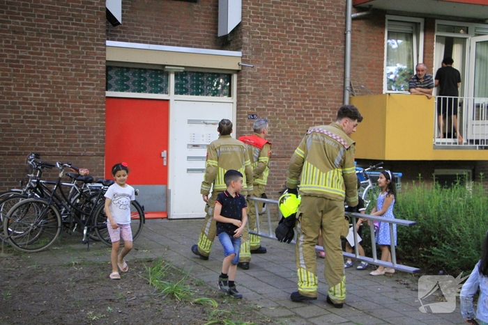 Kinderen helpen brandweer bij bevrijding van vastzittende kraai