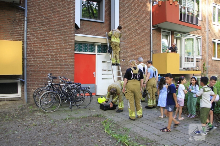 Kinderen helpen brandweer bij bevrijding van vastzittende kraai