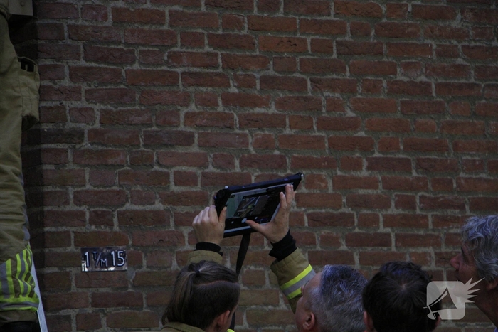 Kinderen helpen brandweer bij bevrijding van vastzittende kraai