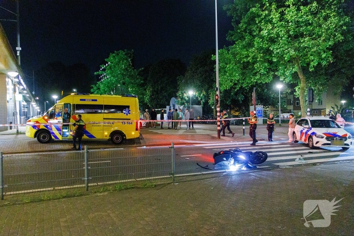 Motorscooter komt in botsing met auto