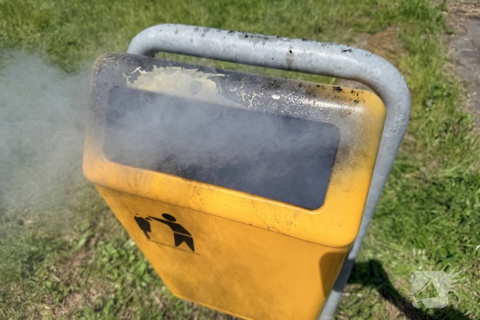 Buitenbrand ontstaan door prullenbakbrand