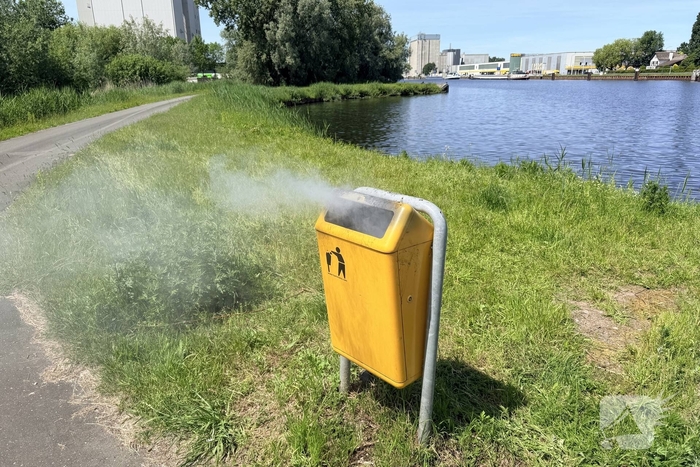 Buitenbrand ontstaan door prullenbakbrand