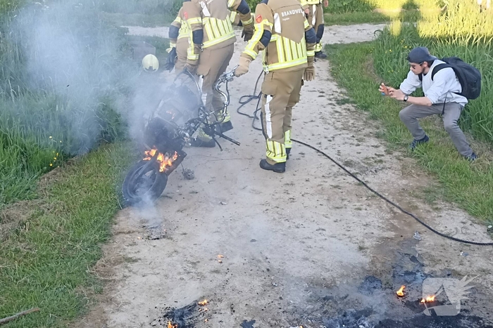 Brandweer blust door in sloot te gooien