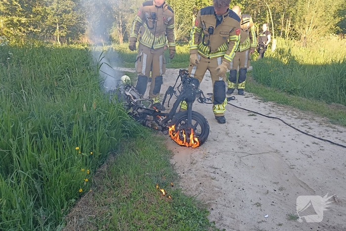 Brandweer blust door in sloot te gooien