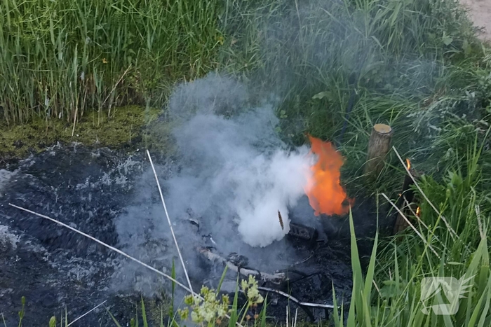 Brandweer blust door in sloot te gooien