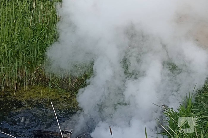 Brandweer blust door in sloot te gooien