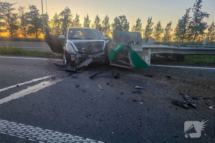 Auto botst tegen verkeersinformatie-bord