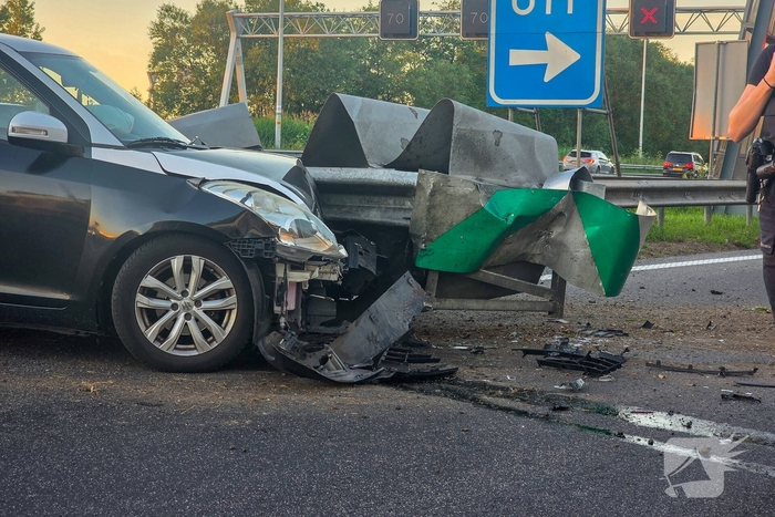 Auto botst tegen verkeersinformatie-bord