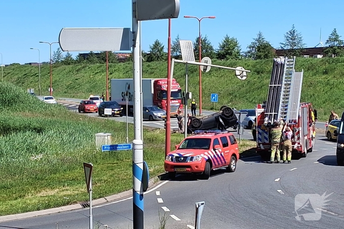Auto belandt op de kop bij ongeval