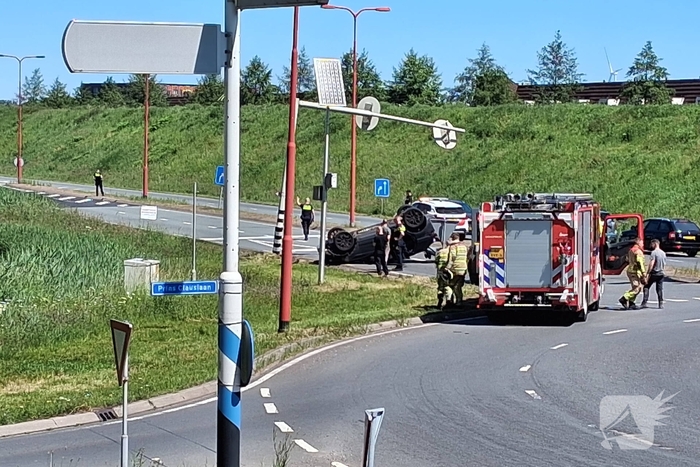 Auto belandt op de kop bij ongeval