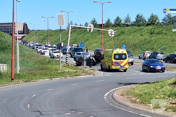 Auto belandt op de kop bij ongeval