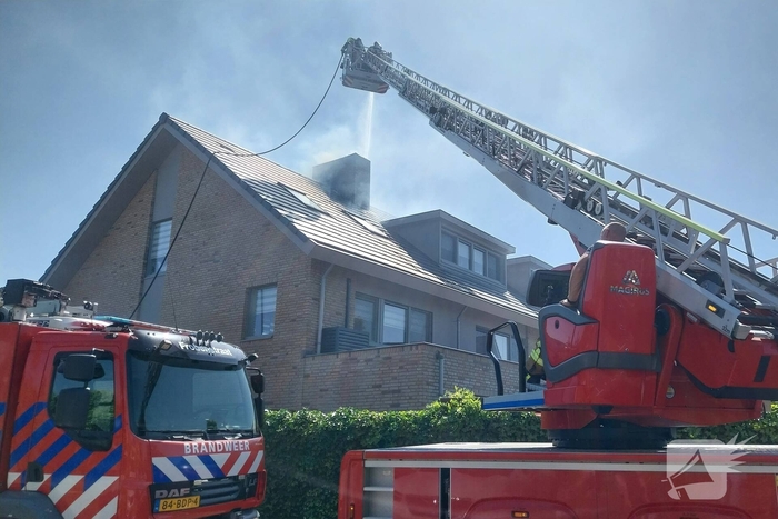 Flinke brand op dak van woning