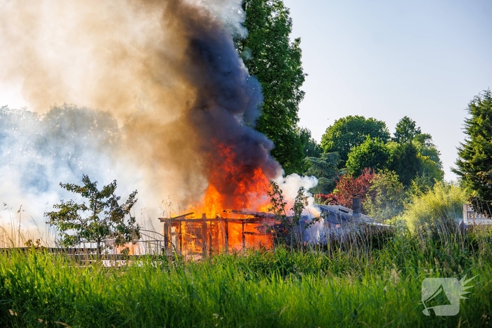 Buitenbrand verwoest huisje op recreatiepark