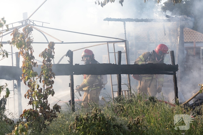 Buitenbrand verwoest huisje op recreatiepark