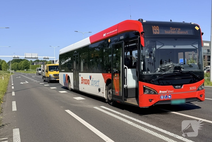 Lijnbus komt tot stilstand voor verkeerslicht