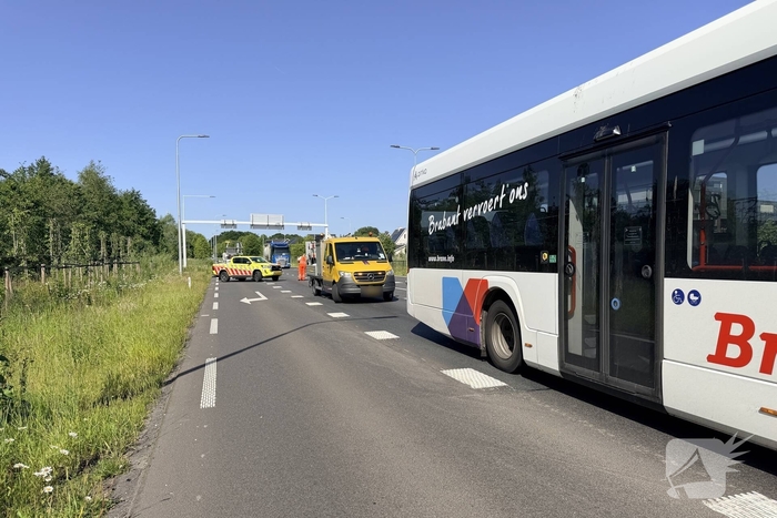 Lijnbus komt tot stilstand voor verkeerslicht