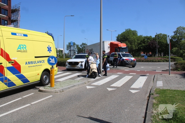 Scooterrijder gewond bij aanrijding op rotonde