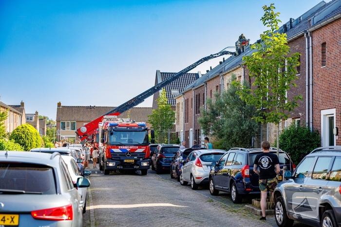 Rookontwikkeling na brand op dak woning