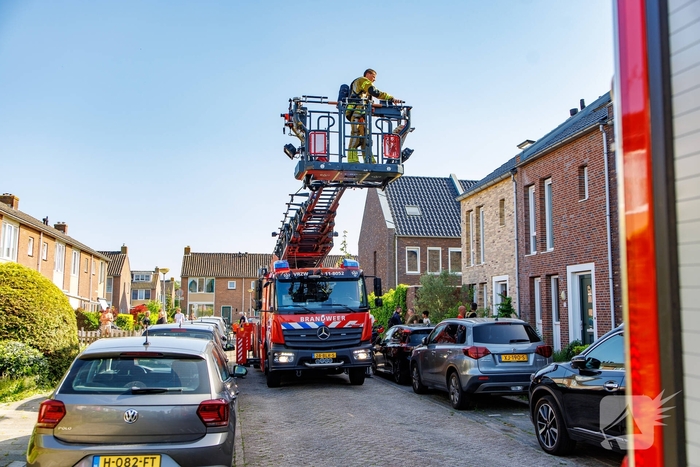 Rookontwikkeling na brand op dak woning