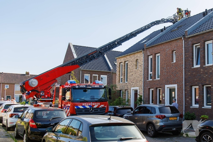 Rookontwikkeling na brand op dak woning