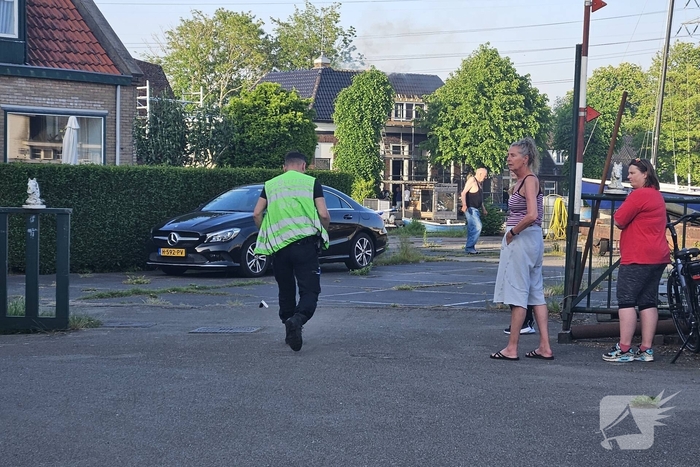 Brandweer slaat dak in bij woningbrand