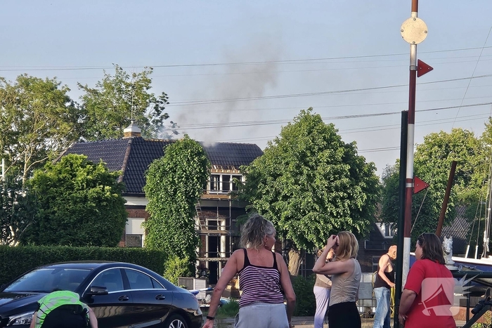 Brandweer slaat dak in bij woningbrand
