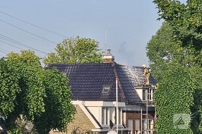 Brandweer slaat dak in bij woningbrand