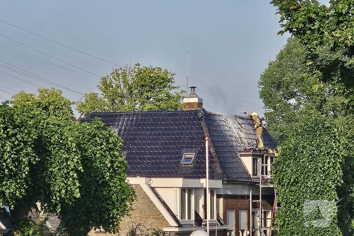 Brandweer slaat dak in bij woningbrand