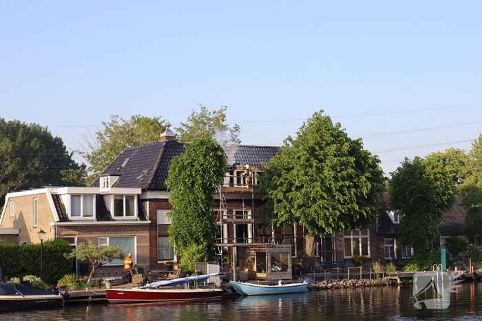 Brandweer slaat dak in bij woningbrand