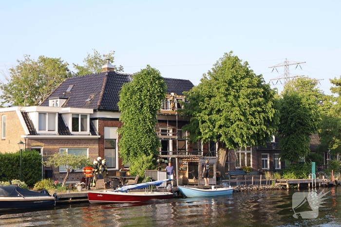 Brandweer slaat dak in bij woningbrand