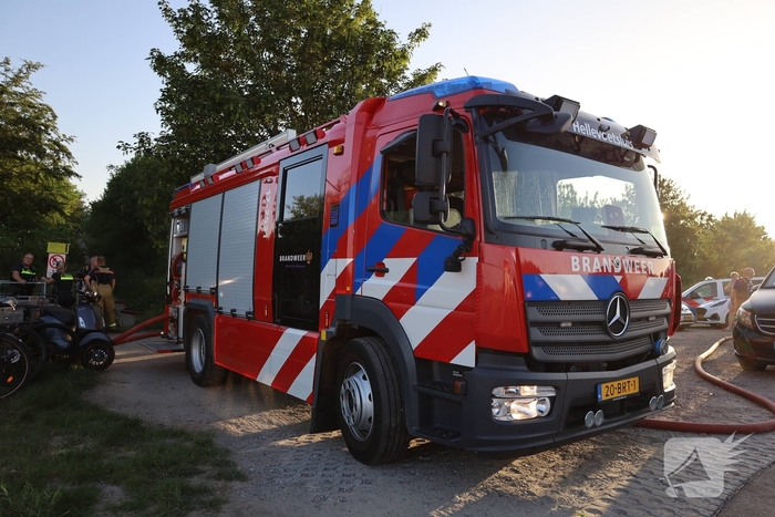 Brand in berm en struikgewas snel onder controle