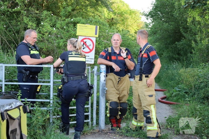 Brand in berm en struikgewas snel onder controle