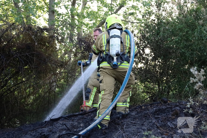 Brand in berm en struikgewas snel onder controle