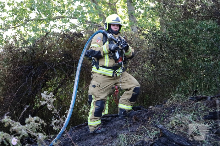 Brand in berm en struikgewas snel onder controle