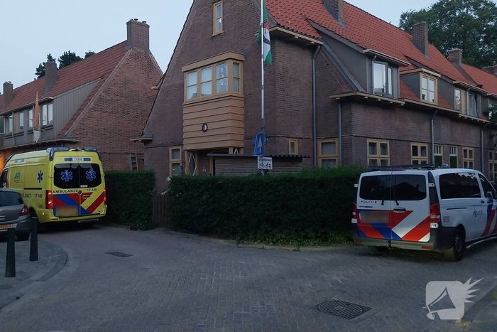 Man vast met arm in radiator