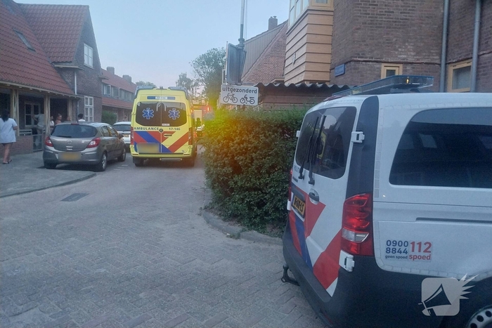 Man vast met arm in radiator